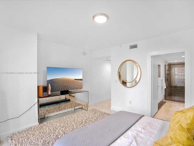 Building Photo - 200 Biscayne Blvd Way