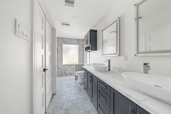 Building Photo - 10710 Shawnbrook Dr