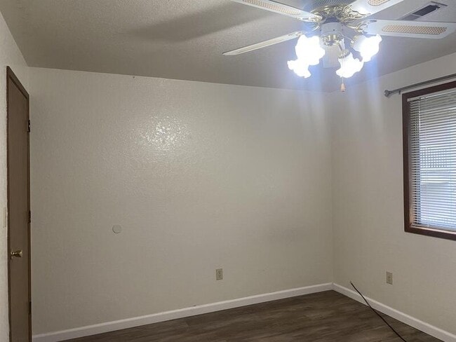 Building Photo - 2963 W Lorraine Ave