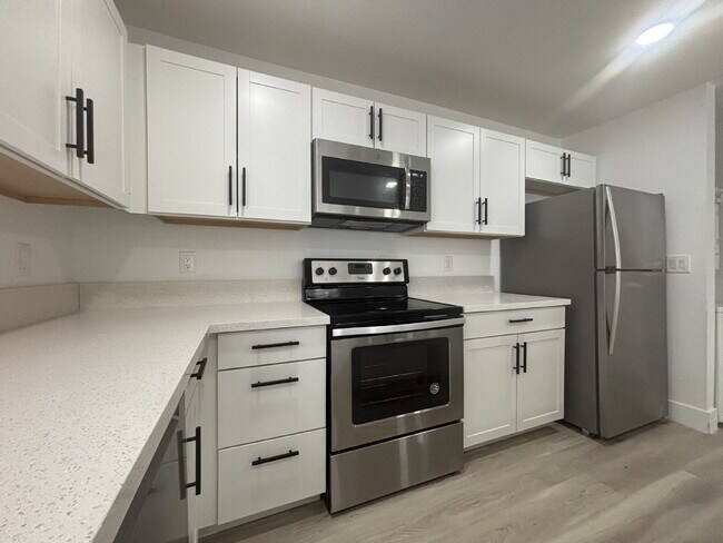 Building Photo - Fully remodeled and spacious 2 bed/2 bath with a den available- Las Vegas