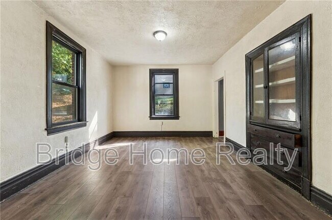 Building Photo - 1250 Blackadore Ave