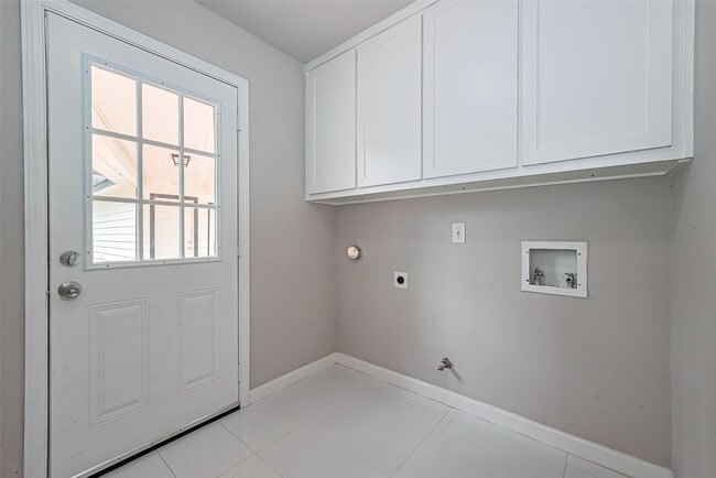Building Photo - 10815 Creektree Dr