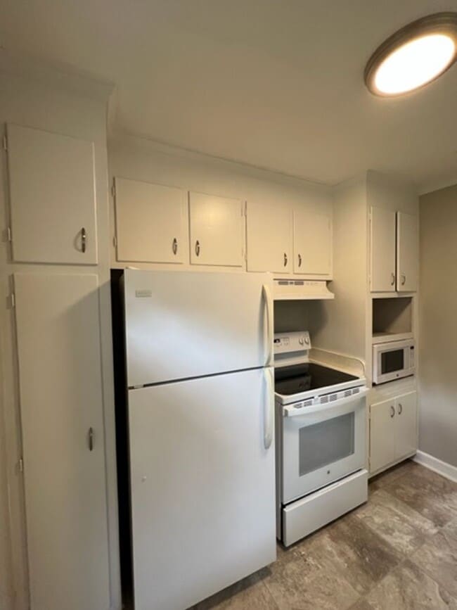 Building Photo - So Close to Downtown Greenville - this VER...