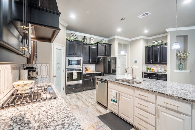 Building Photo - 11 Los Campos Dr