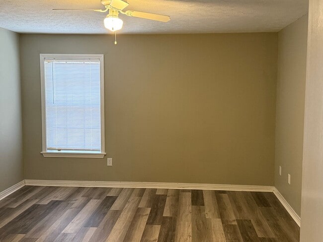 Building Photo - 3 bedroom/2 bath house in 047 Brandon!