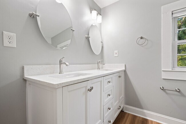 Building Photo - Beautifully Renovated 2 Bed / 2 Bath Home with Fenced Yard in Durham!