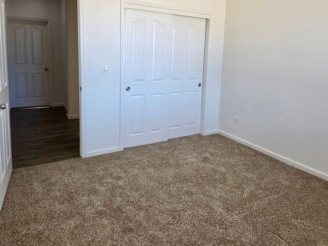 Building Photo - $2,400 Barstow & Leonard, 3 Bed- 2 Full Ba...