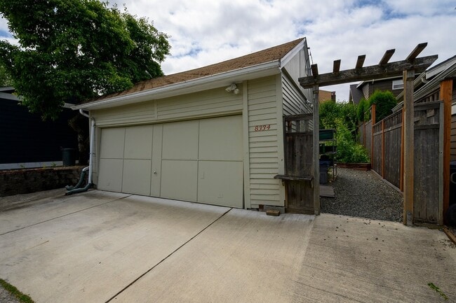 Building Photo - Beautiful Craftsman Home in Desired Neighb...