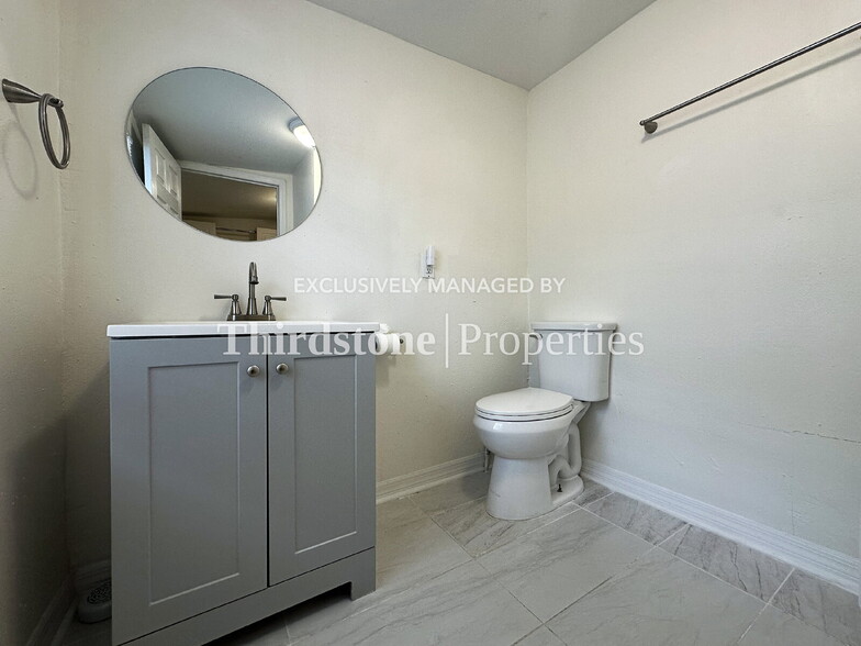 Building Photo - 672 Chestnut St