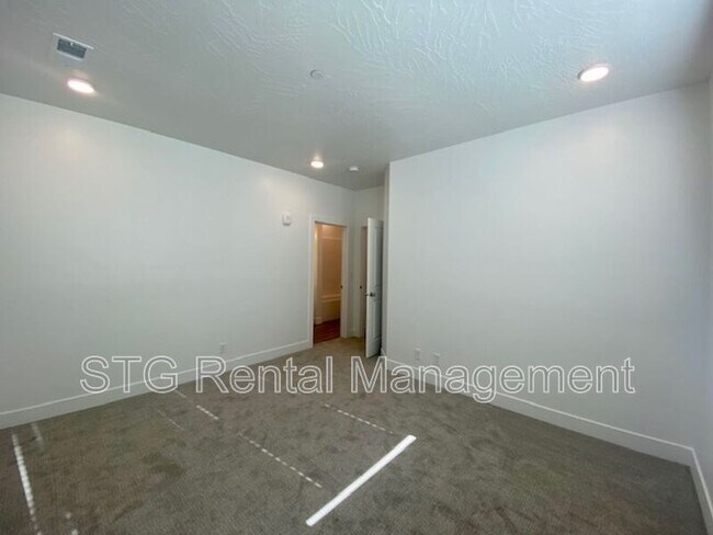 Building Photo - 5801 S Garnet Dr