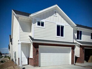 Building Photo - 3 bed 2.5 Bath Clean and Move-in Ready