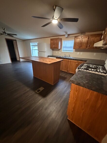 Building Photo - 372 Tor St