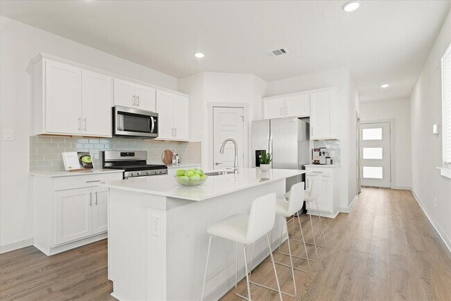Building Photo - 523 Millbrook Blvd