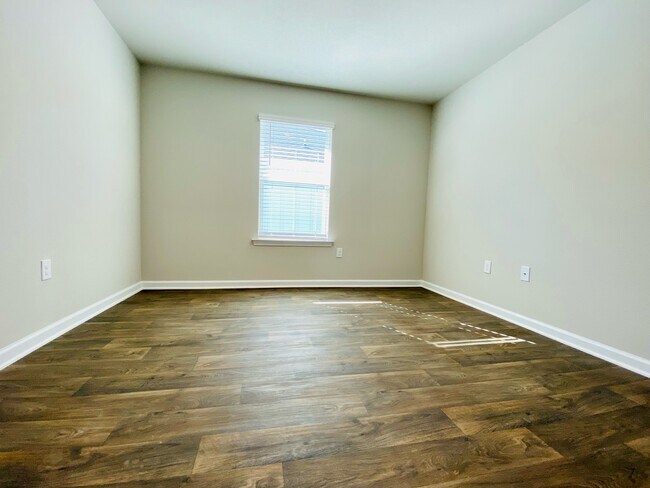 Building Photo - 23135 Shadowridge Dr