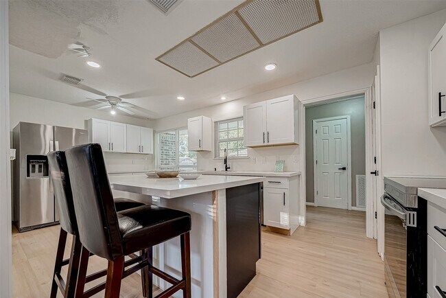 Building Photo - 4731 Casemont Dr