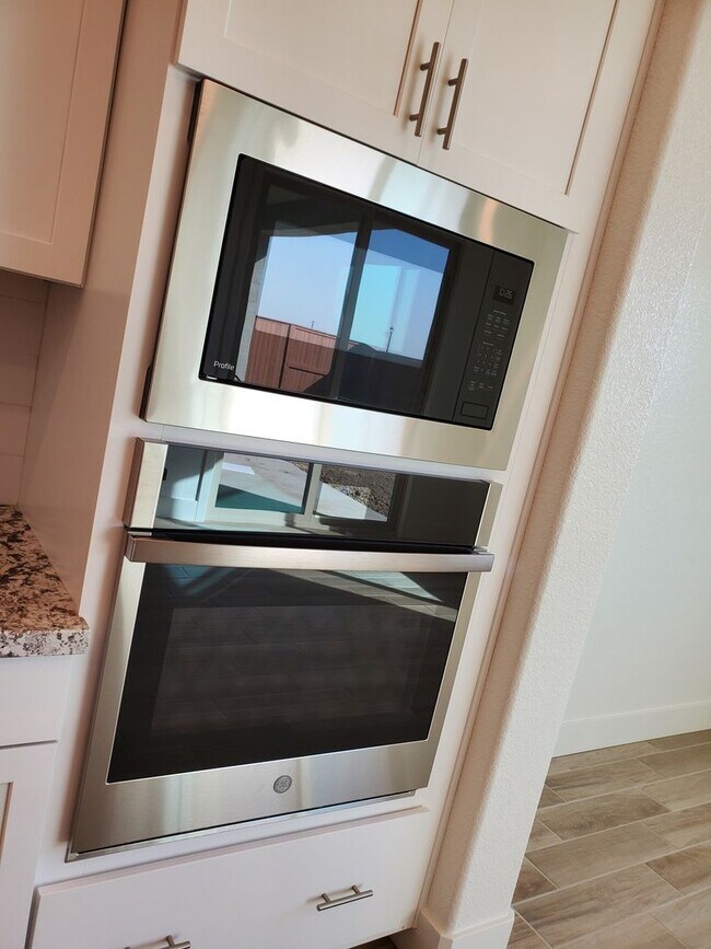 Building Photo - Next Gen Home with main house and guess unit in Spring lake Area