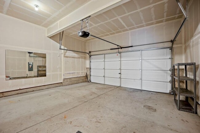 Building Photo - Spacious Spanaway Home w/ A/C & 5 Bedrooms...