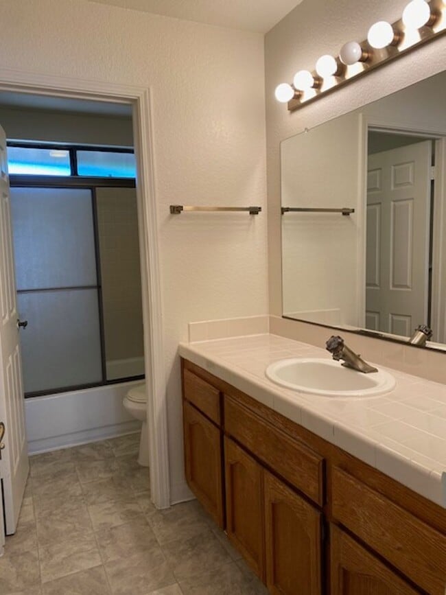 Building Photo - Roseville home with large backyard