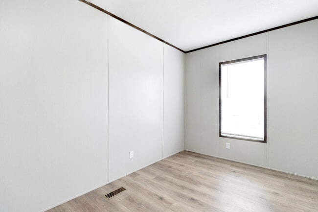 Building Photo - 750 Silent Valley Rd