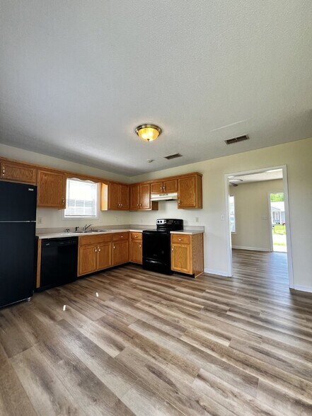 Building Photo - "Charming 2-Bedroom Retreat with 912 Sq Ft of Cozy Living in Oak Grove!"