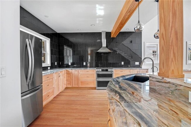 Building Photo - 1008 Courtenay Dr NE