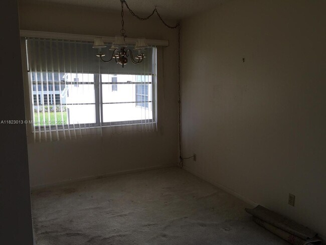 Building Photo - 564 Fanshaw N