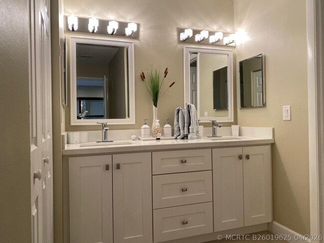 Building Photo - 9285 Vista Del Lago