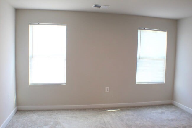 Building Photo - 105 S Peak Dr