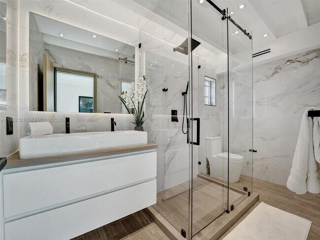 Building Photo - 2066 NE 174th St