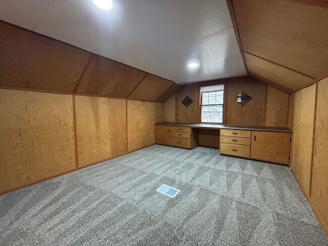 Building Photo - Charming Hilltop Home with Stunning City Views