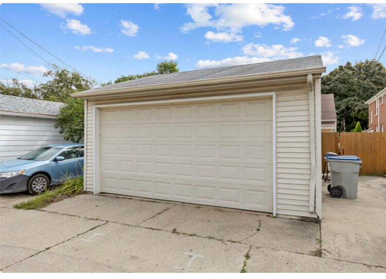 Building Photo - 141 S 75th St