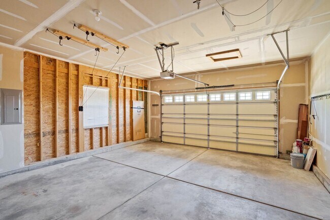 Building Photo - Main Level Living in Pine Creek...Views ar...