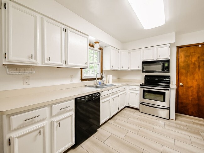 Building Photo - Your Private Retreat Just Minutes from Downtown South Lyon
