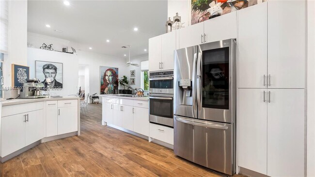 Building Photo - 2633 Oakbrook Dr