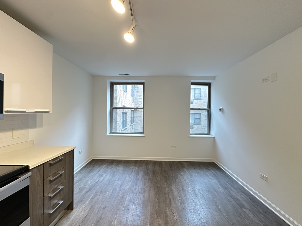 Building Photo - 940 W Winona St