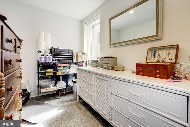 Building Photo - 430 Poplar St