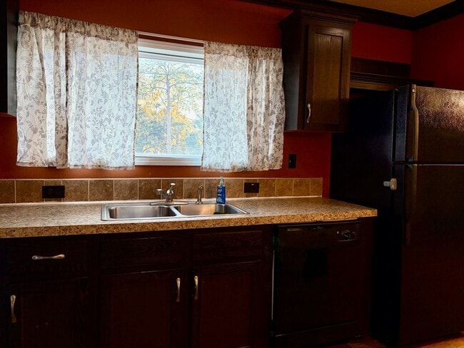 Building Photo - 3 bed/ 2 bath Beauty on 1 acre!