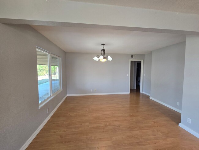 Building Photo - 3 bedroom 2 bath in Orange on Quiet Cul De...