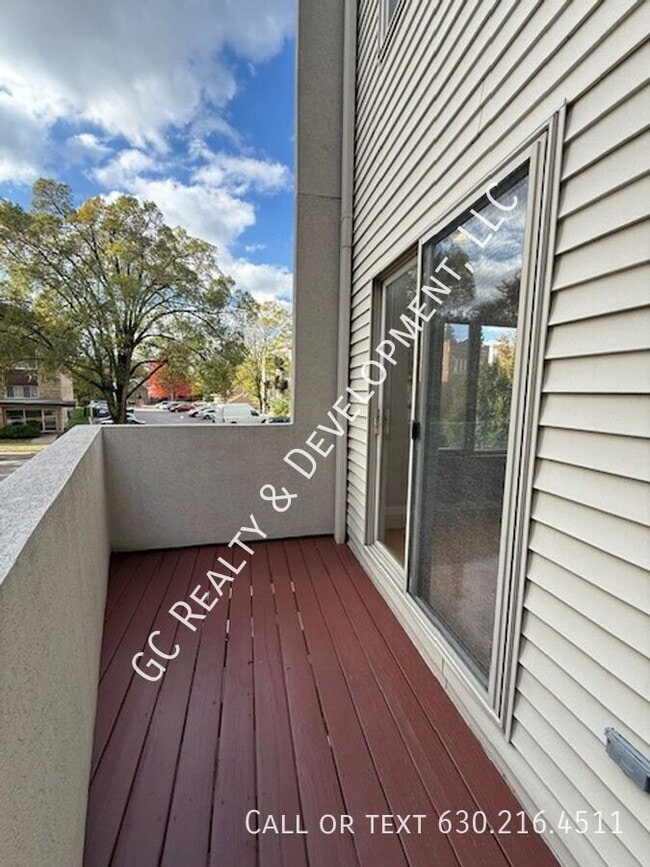 Building Photo - 220 Des Plaines Ave