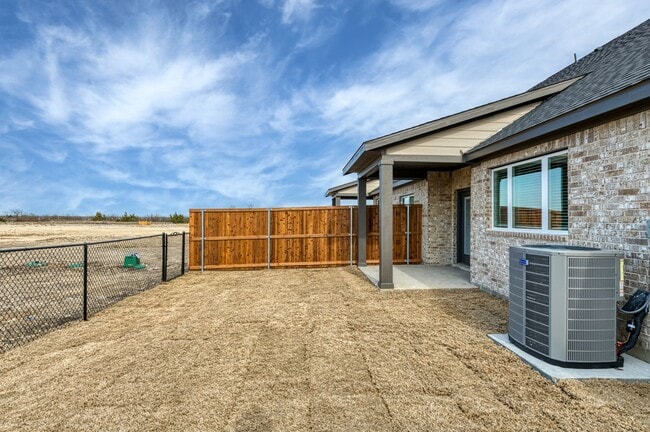 Building Photo - AVAILABLE NOW! 3 BEDROOM TRIPLEX LOCATED ON 1-ACRE LOT IN MIDLOTHIAN, TX!