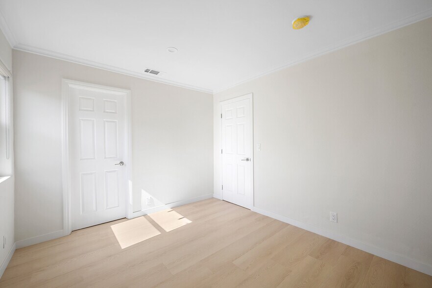 Building Photo - 5228 Auckland Ave