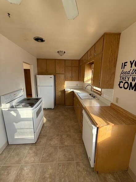 Kitchen - 3480 Woods Ave