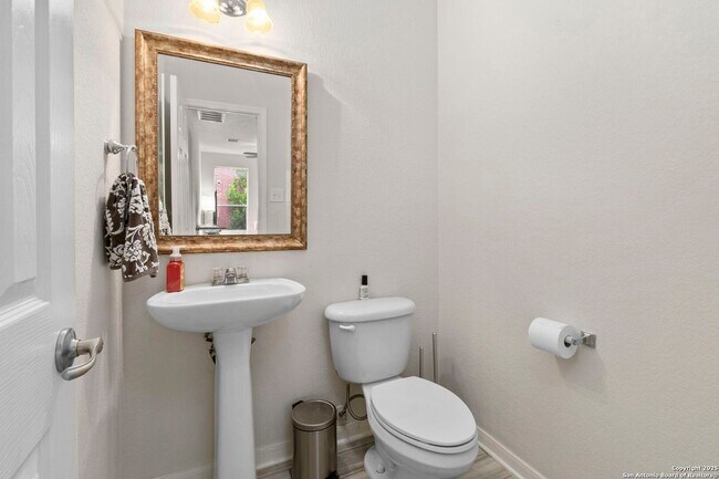 Building Photo - Charming Home Awaits: Spacious & Modern Li...