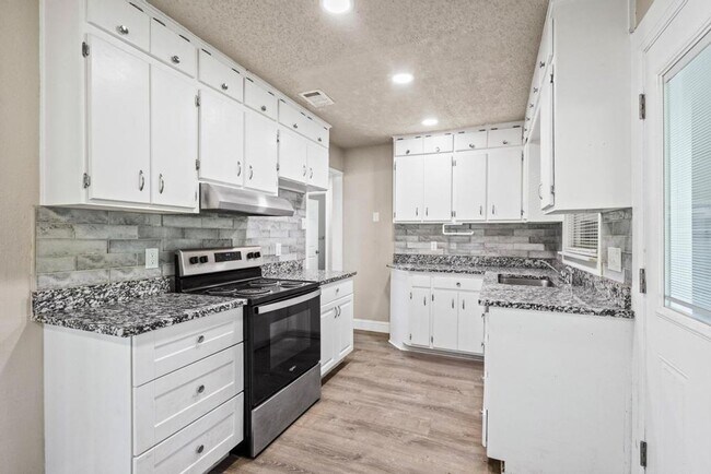 Building Photo - 1708 N Woods St