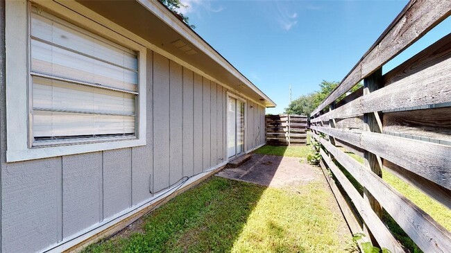 Building Photo - 4130 Willow Oak St