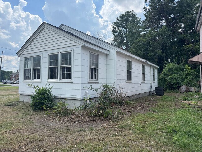 Building Photo - 709 E Vernon Ave