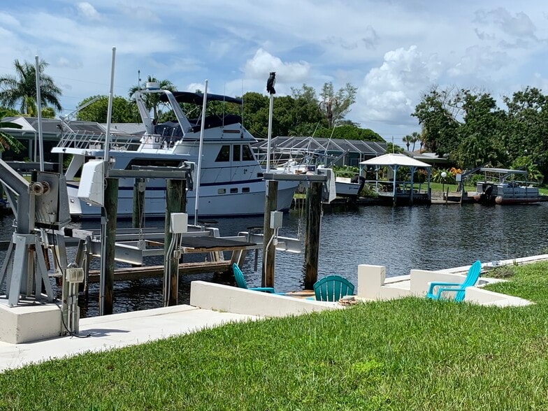 Building Photo - 5330 Bayshore Ave