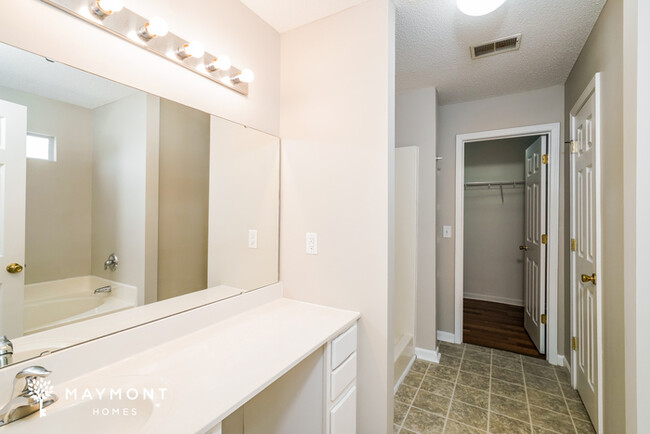 Building Photo - 4-Bedroom Home with Fresh Updates in Lexin...