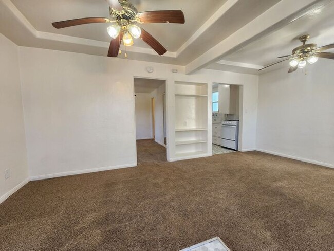 Building Photo - Charming 1bdr cottage with huge yard and garage!