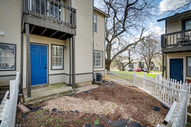 Building Photo - RIVER CROSSING ATX - 2BD/2.5BA - TOWNHOUSE - NEAR DOWNTOWN - NEW INTERIOR - $1495